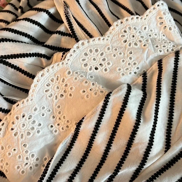 Elle Black and White Striped Blouse XL Textured Flared 3/4 Sleeves Eyelet Trim - Picture 5 of 12